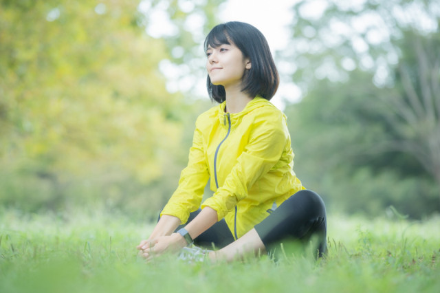 ストレッチをする女性の写真